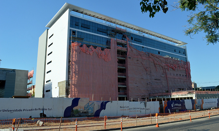 imagem de um homem de costas com um protetor de ouvido