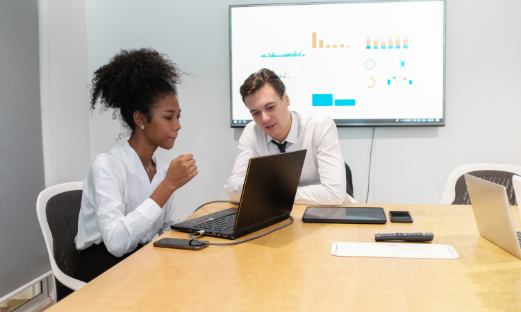 imagem de um homem de costas com um protetor de ouvido